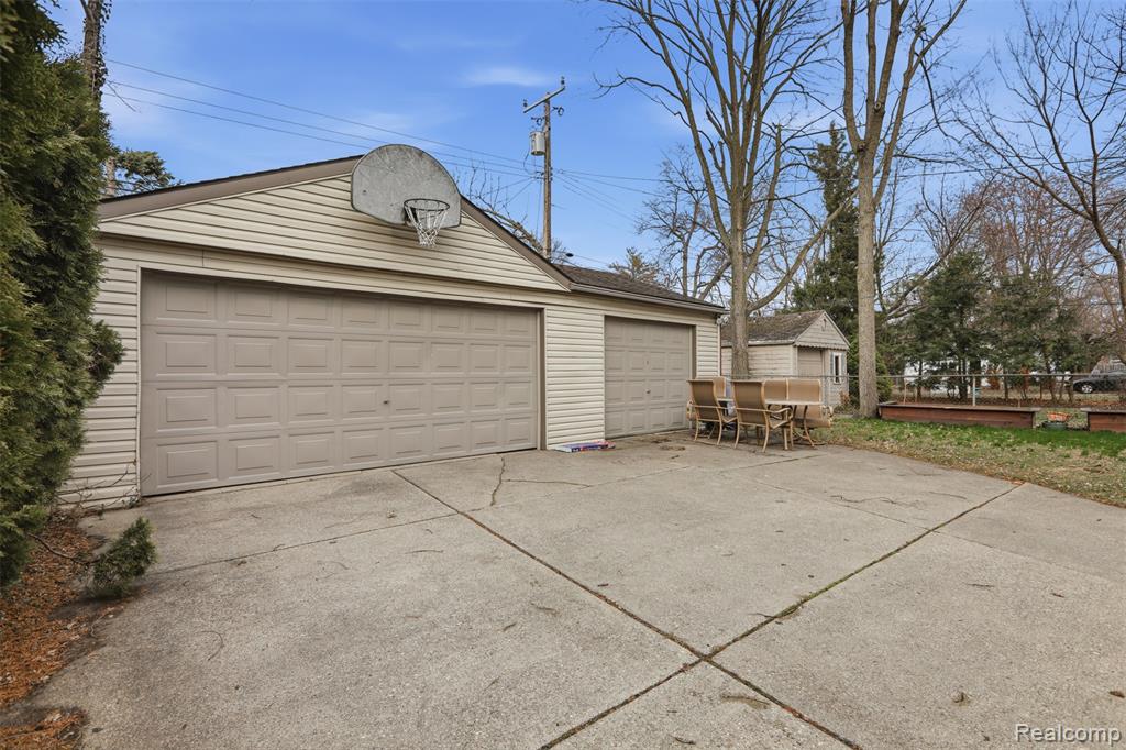 10814 Elgin Avenue, Huntington Woods, MI — Photo 32
