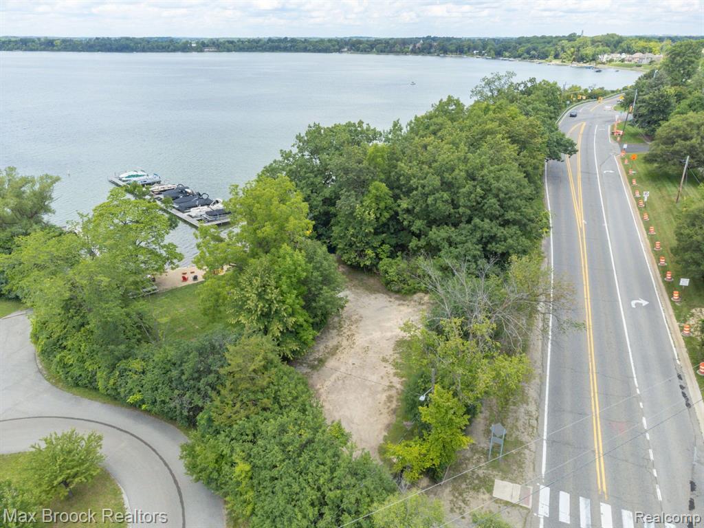 4053 HARBOR VISTA Drive, Orchard Lake Village, MI 48323 — Photo 22