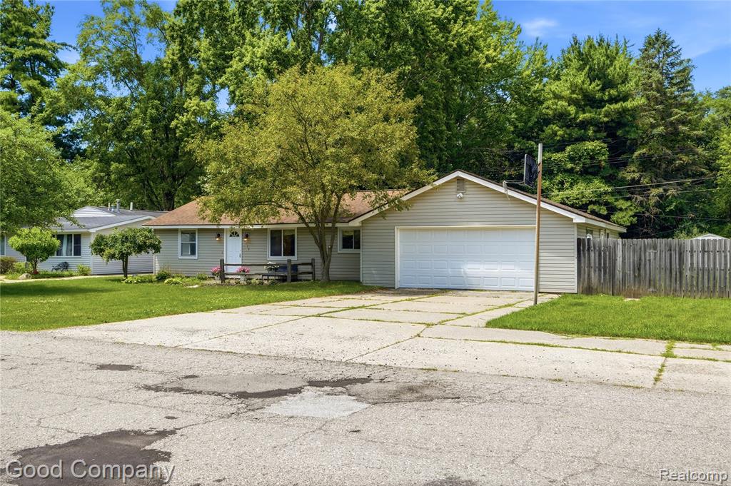 3130 Greenlawn Avenue, Commerce Twp, MI 48382 — Photo 2