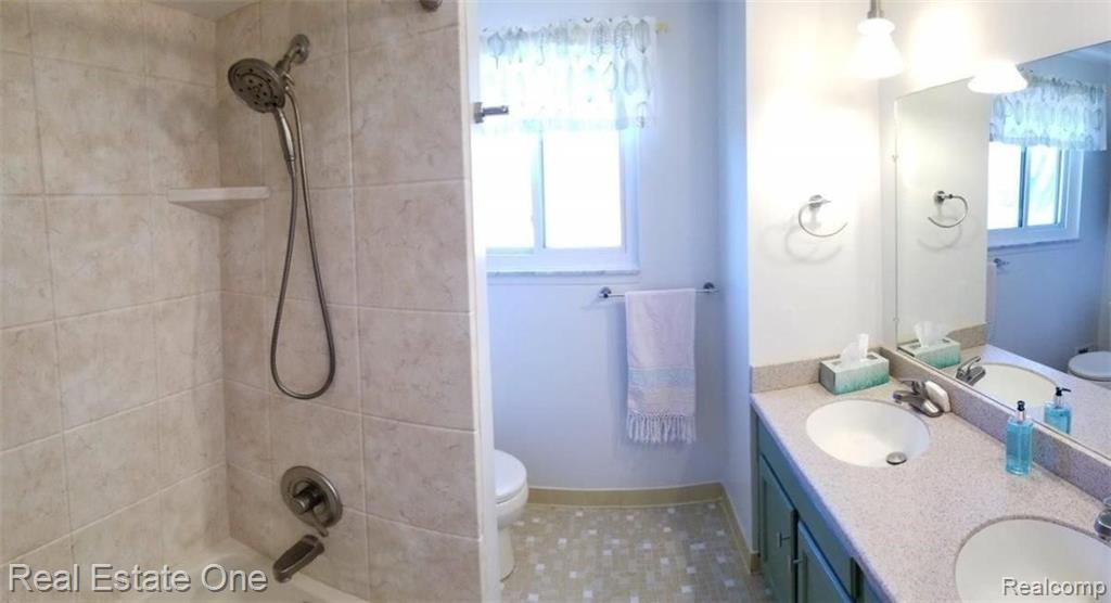5837 FOLKSTONE Drive, Troy, MI 48085 — Photo 32