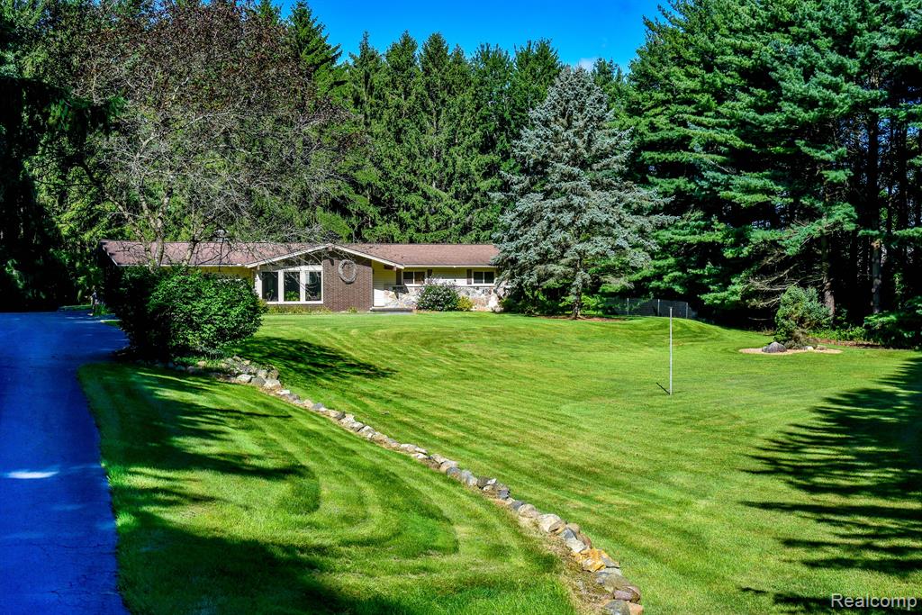 9245 PINE KNOB Road, Clarkston, MI 48348 — Photo 5