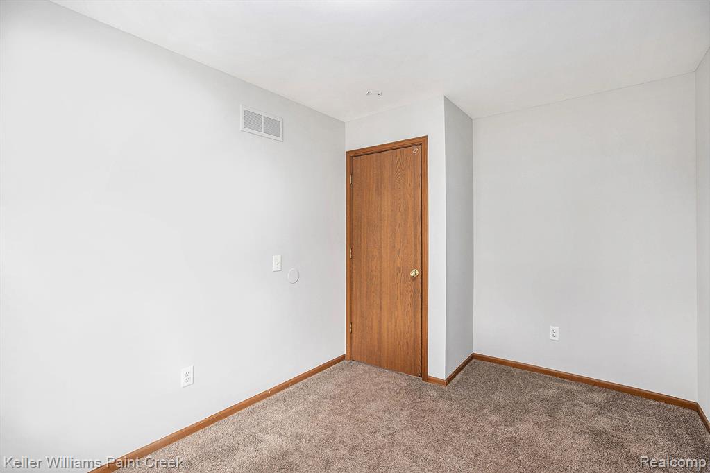 5055 Scarsdale Drive, Sterling Heights, MI 48310 — Photo 16