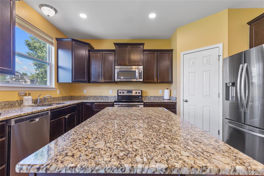 28547 Oakmonte Circle E, New Hudson, MI 48165 — Photo 7