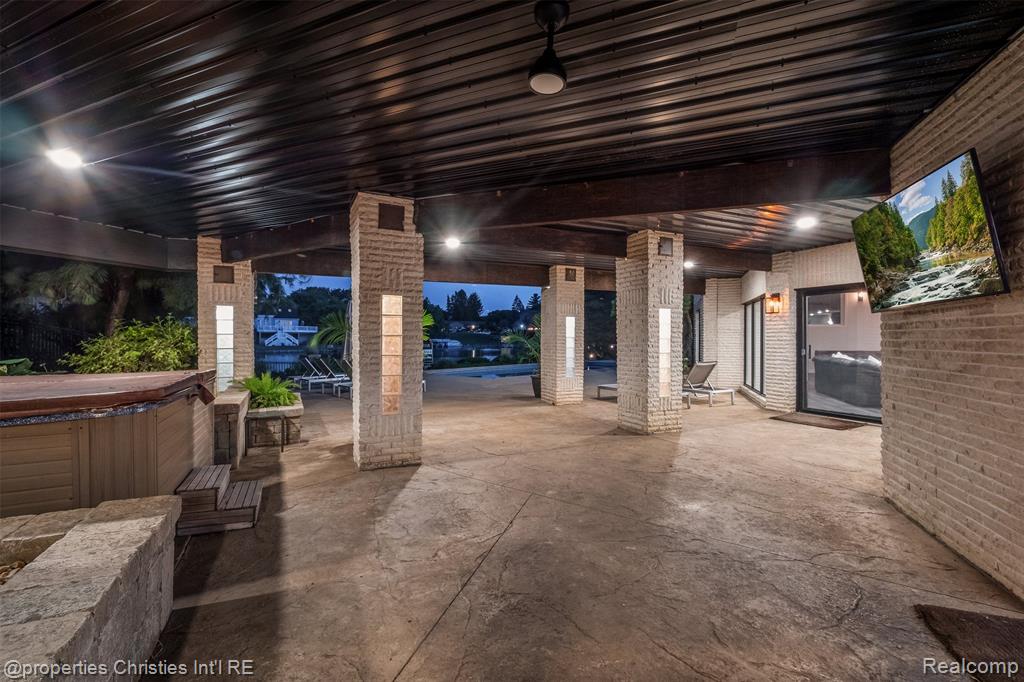 4912 Oakwood Court, Commerce Twp, MI 48382 — Photo 14