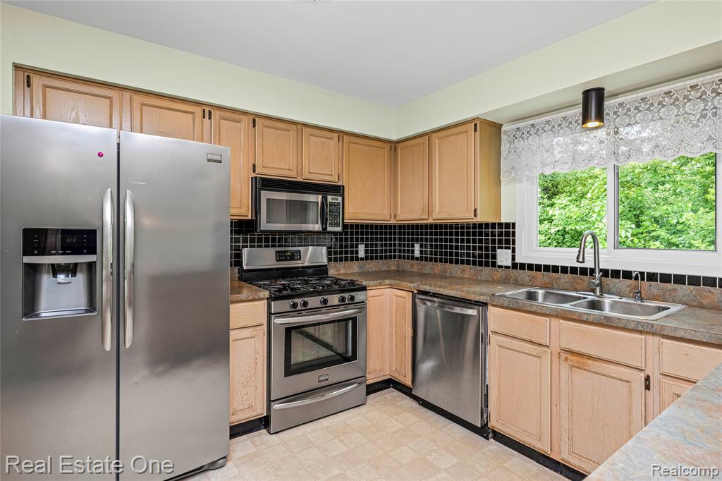 4642 Ponderosa Street, Commerce Twp, MI 48382 — Photo 15