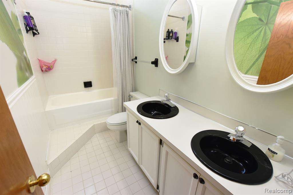 5168 WALDEN Drive, Swartz Creek, MI 48473 — Photo 10