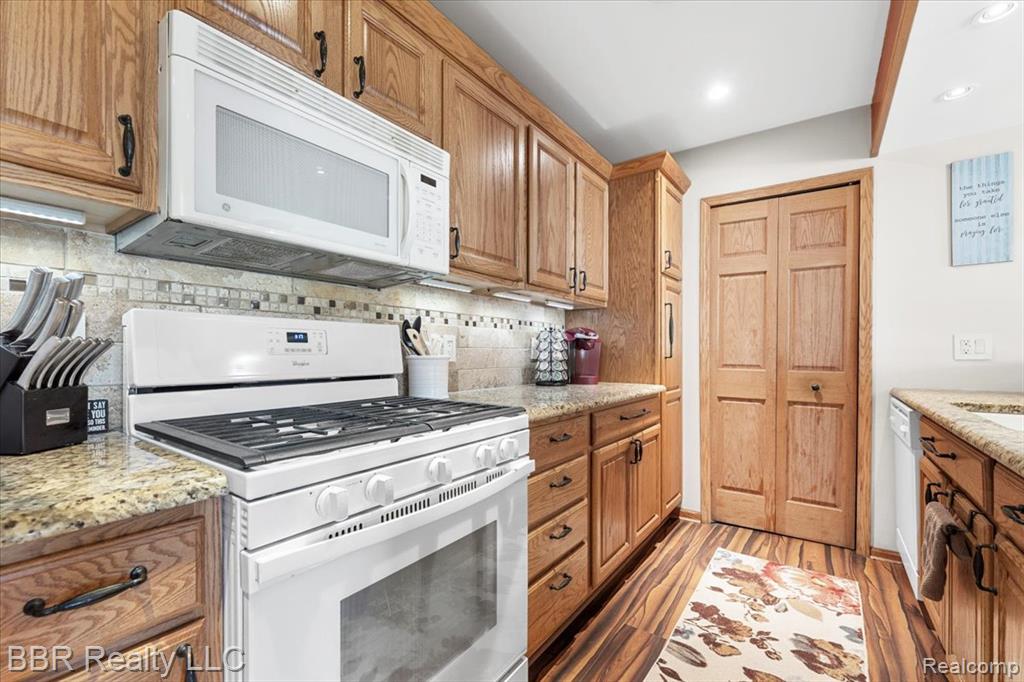 28305 Greenbriar Way, Brownstown, MI 48183 — Photo 10