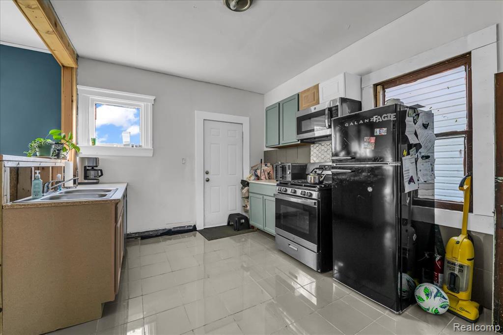 9390 Emmons, Detroit, MI 48214 — Photo 10