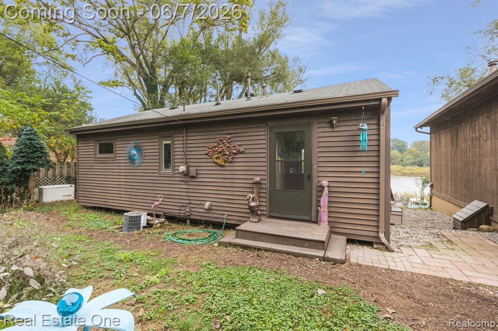200 E CANYON Drive, Milford, MI 48380 — Photo 6