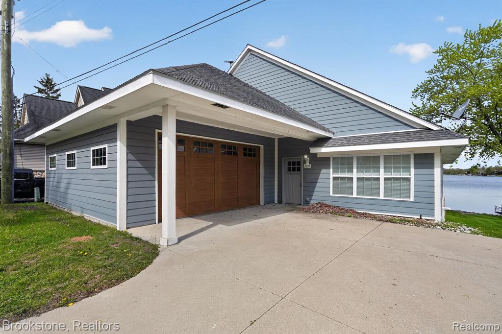 3695 Lotus Drive, Waterford, MI 48329 — Photo 2