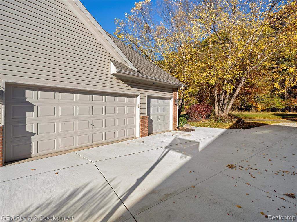 4163 DELPHINE Drive, Wixom, MI 48393 — Photo 32