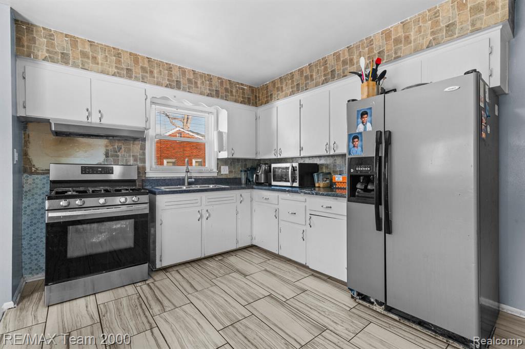 9 Christine Court, Dearborn, MI 48124 — Photo 8