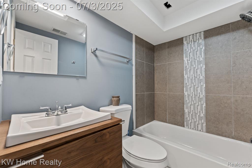 5575 Berkley Drive, Waterford, MI 48327 — Photo 17