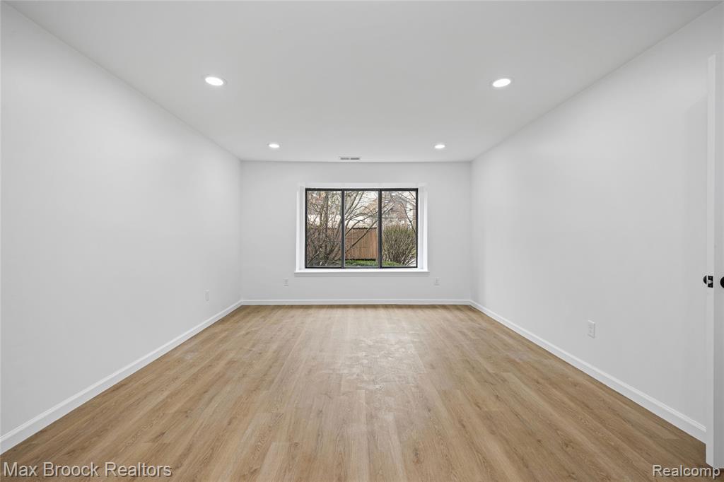 7443 Brynmawr Court, West Bloomfield, MI — Photo 32