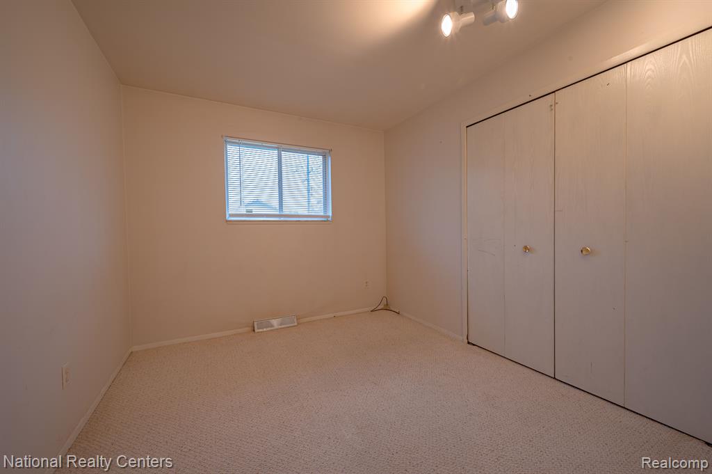 47445 DEQUINDRE Road, Rochester Hills, MI 48307 — Photo 11