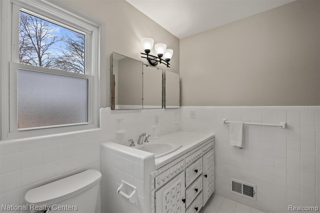 4264 Woodstock Road, Waterford, MI 48328 — Photo 28