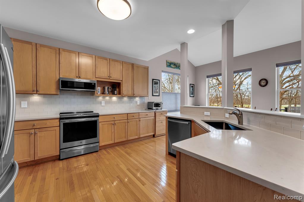 620 FAIRWAYS Lane, Chelsea, MI 48118 — Photo 9