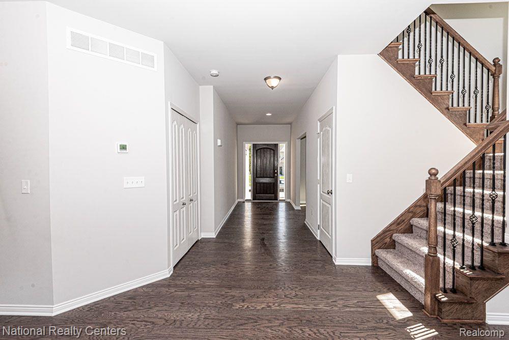 10475 Valley Drive, Goodrich Vlg, MI — Photo 11