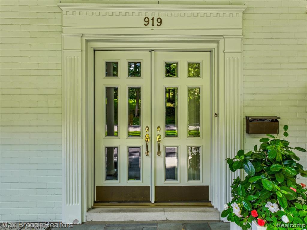 919 W Glengarry Circle, Bloomfield Hills, MI 48301 — Photo 2