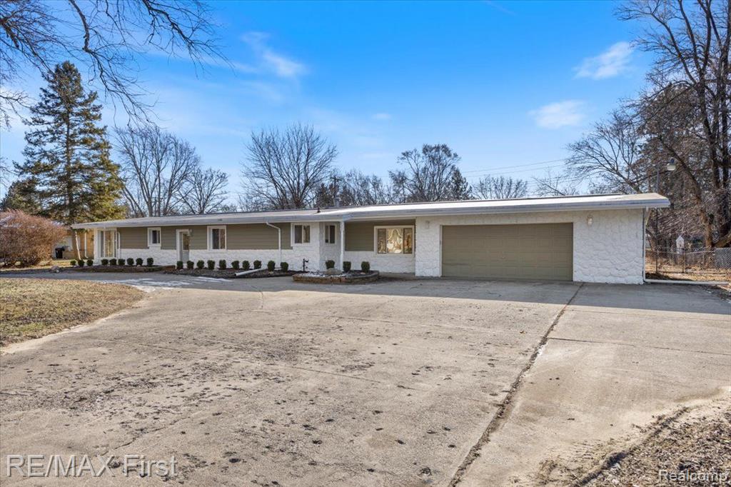 532 NICHOLS Road, Auburn Hills, MI 48326 — Photo 2