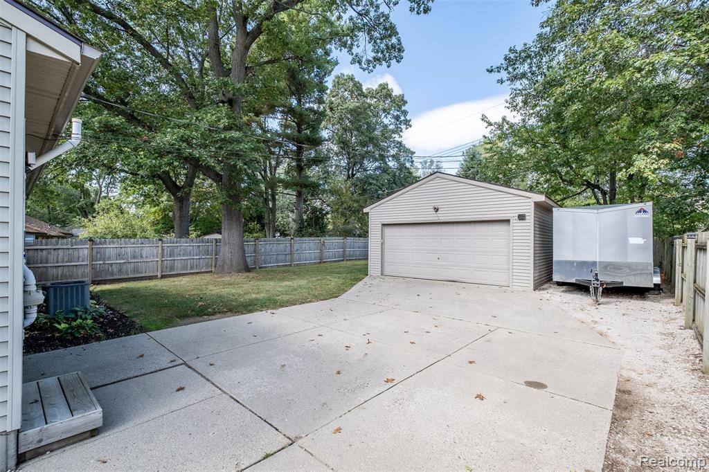 5720 Berkley Drive, Waterford, MI 48327 — Photo 31