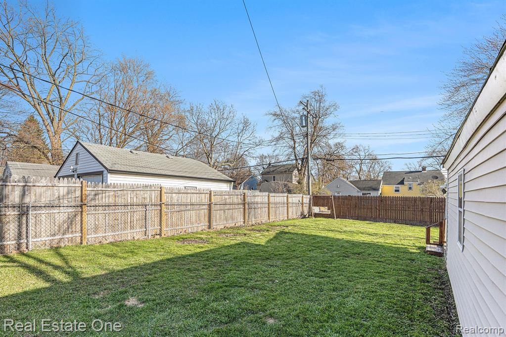 558 E TENNYSON Avenue, Pontiac, MI 48340 — Photo 17