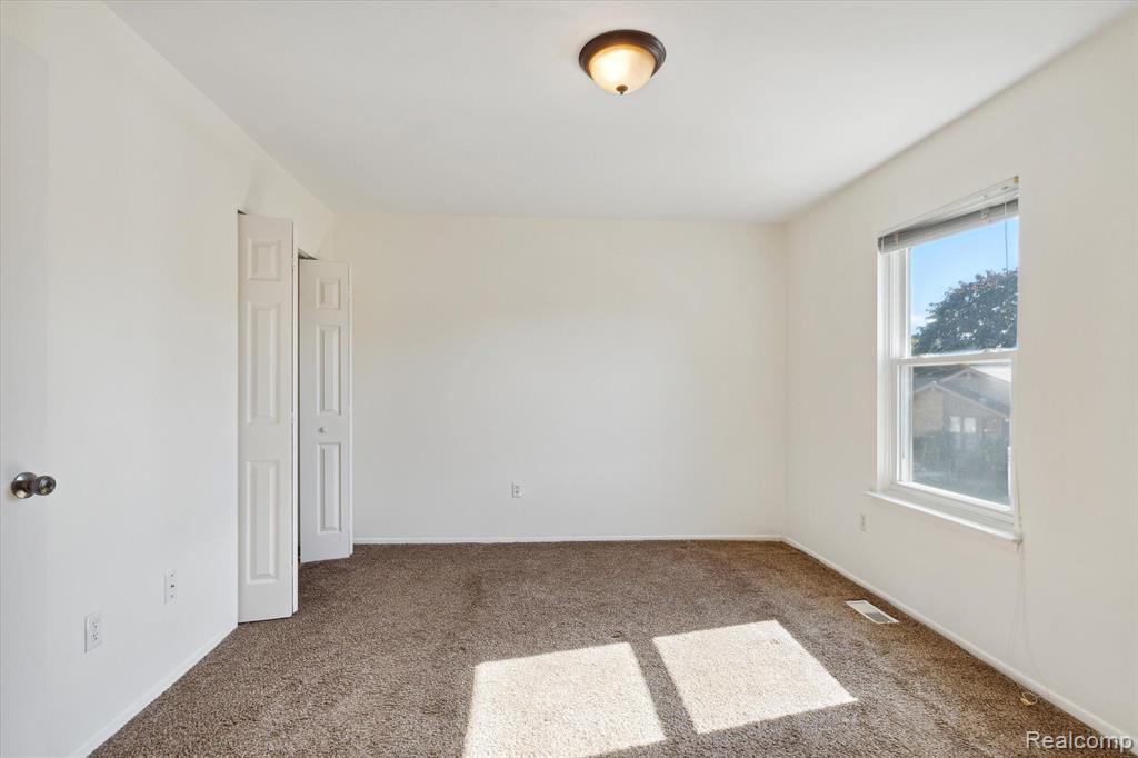 2897 ROUNDTREE Drive, Troy, MI 48083 — Photo 9