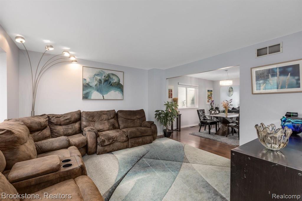 992 WILDWOOD LANE, Canton, MI 48188 — Photo 3