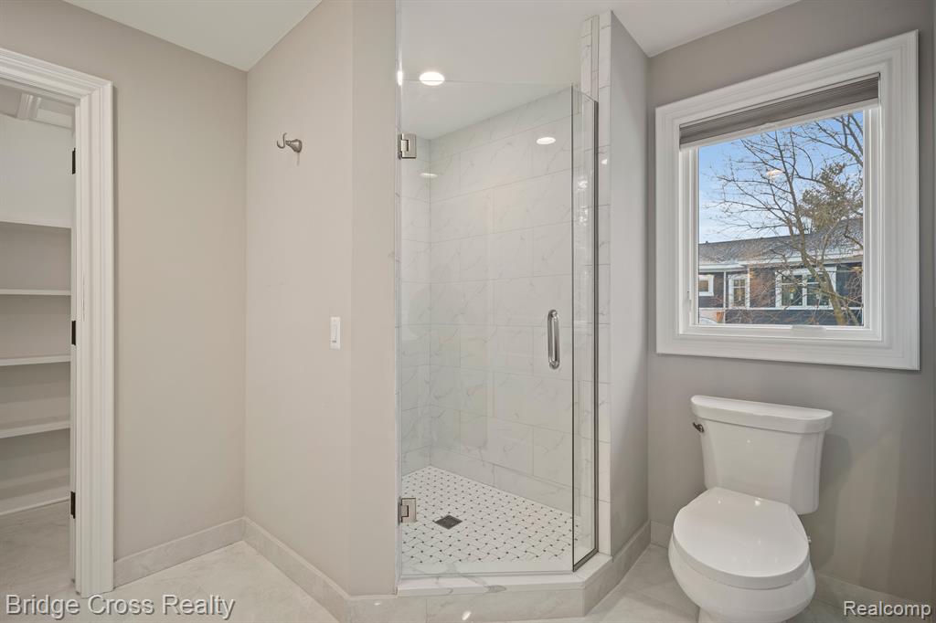5820 LAKEVIEW Avenue, Orchard Lake Village, MI 48323 — Photo 61