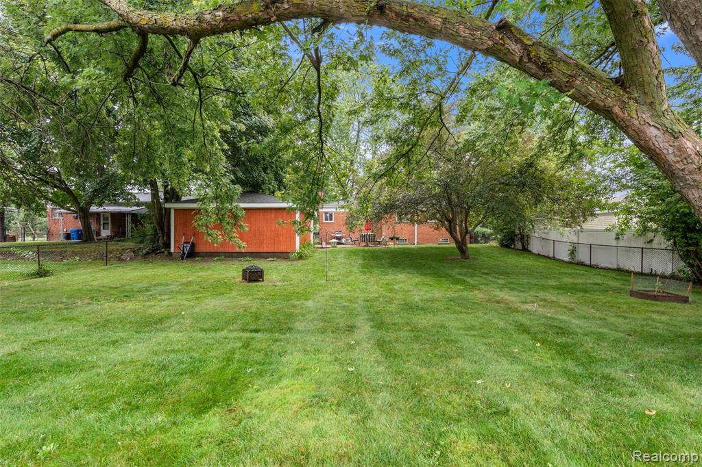 920 Elira Road, Waterford, MI 48328 — Photo 20