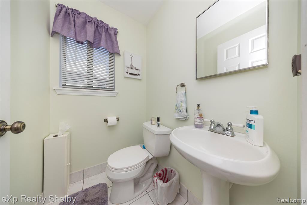 39611 HOLIDAY Drive, Sterling Heights, MI 48313 — Photo 19