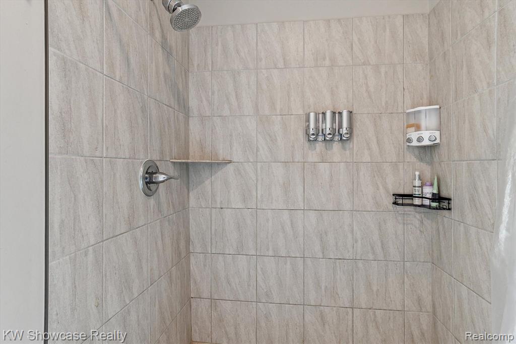 540 NAPA VALLEY Drive, Milford, MI 48381 — Photo 22