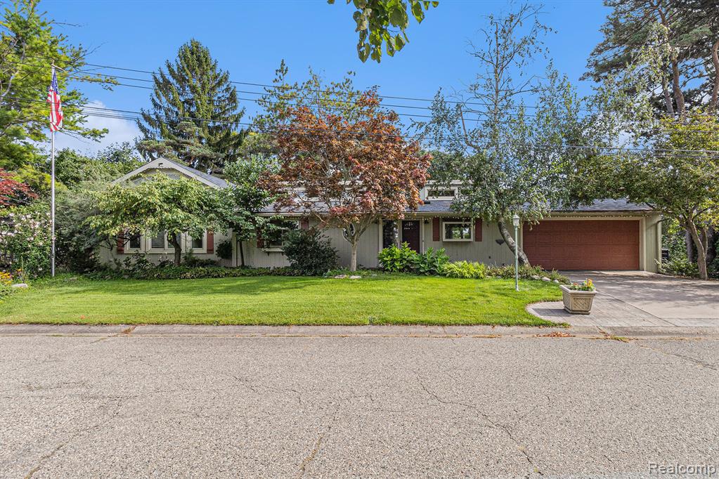 979 Abseguami Trail, Lake Orion, MI 48362 — front exterior