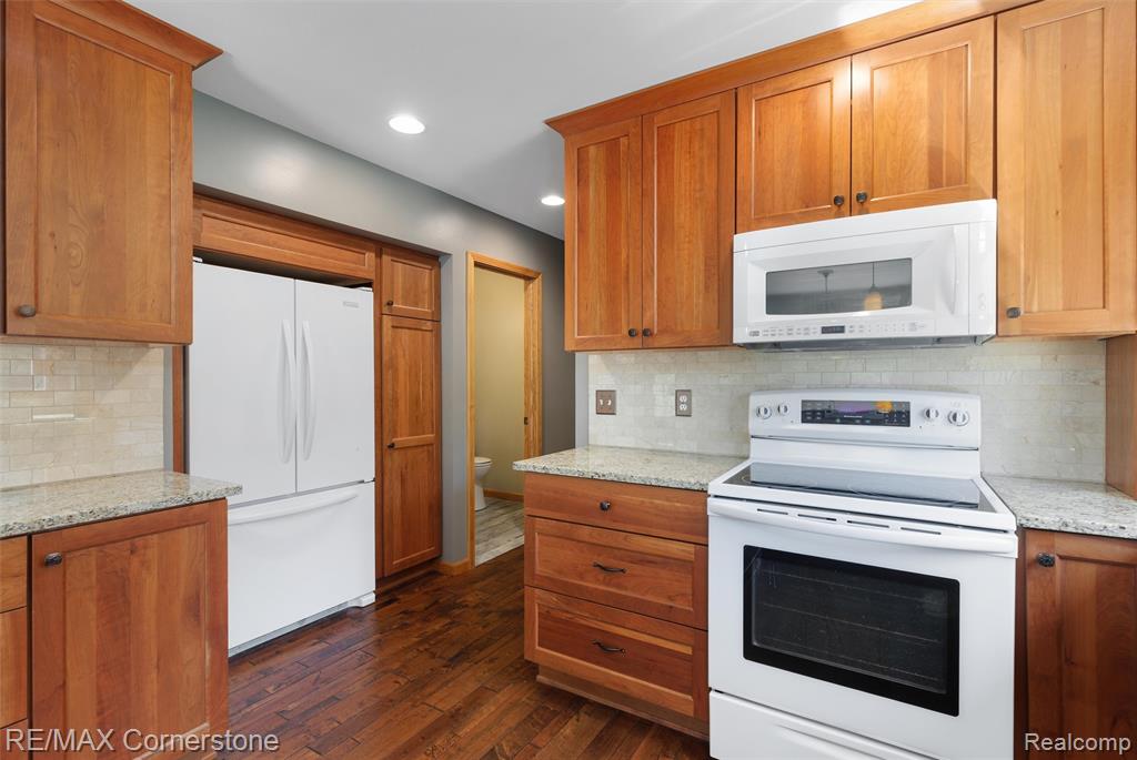 501 Alexander Drive, Commerce Twp, MI 48390 — Photo 12