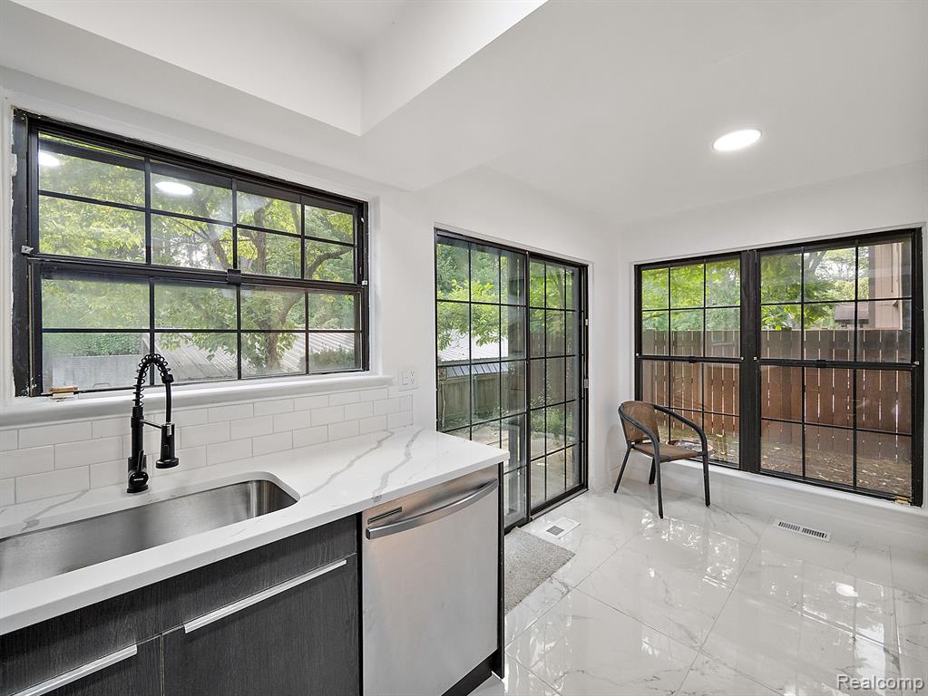 25167 GREENBROOKE Drive, Southfield, MI 48033 — Photo 31