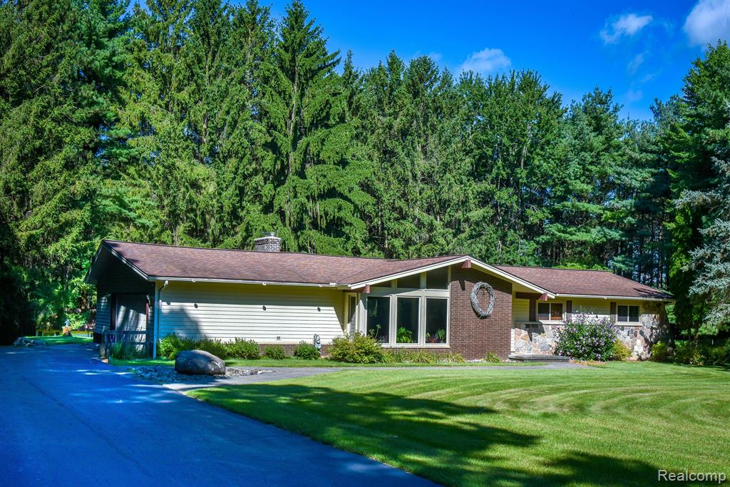 9245 PINE KNOB Road, Clarkston, MI 48348 — Photo 4