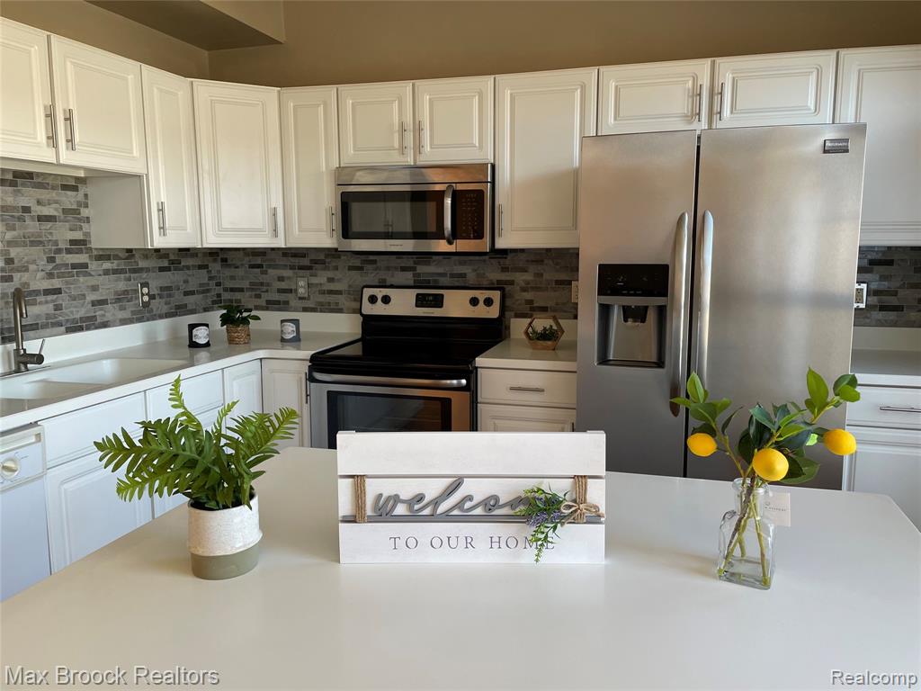 924 SANDALWOOD Drive, Troy, MI 48085 — Photo 7