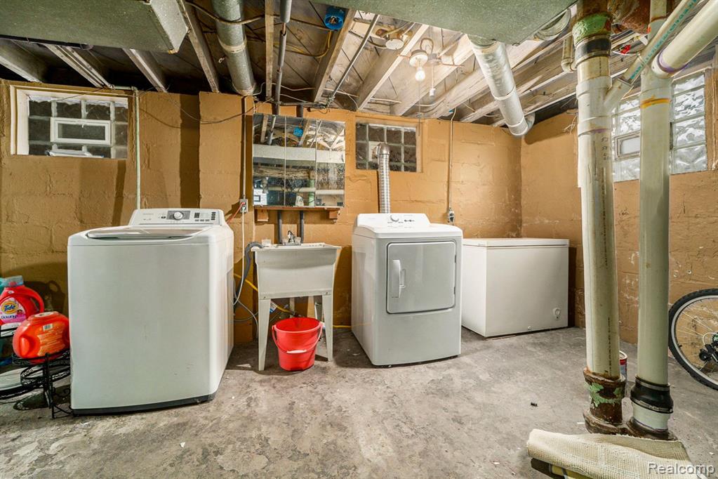 4568 CHARLES Street, Hamtramck, MI 48212 — Photo 22