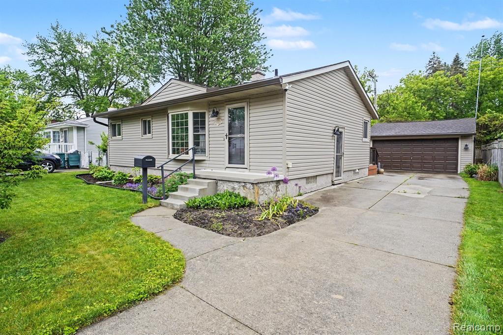 1275 1st Street, Lapeer, MI 48446 — front exterior