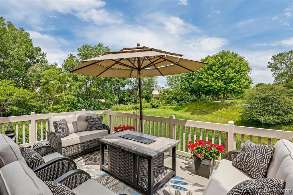 16964 LOCHMOOR Circle E, Northville, MI 48168 — Photo 32