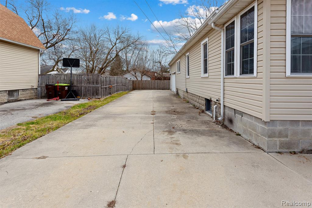 825 BACON Street, Monroe, MI 48161 — Photo 22