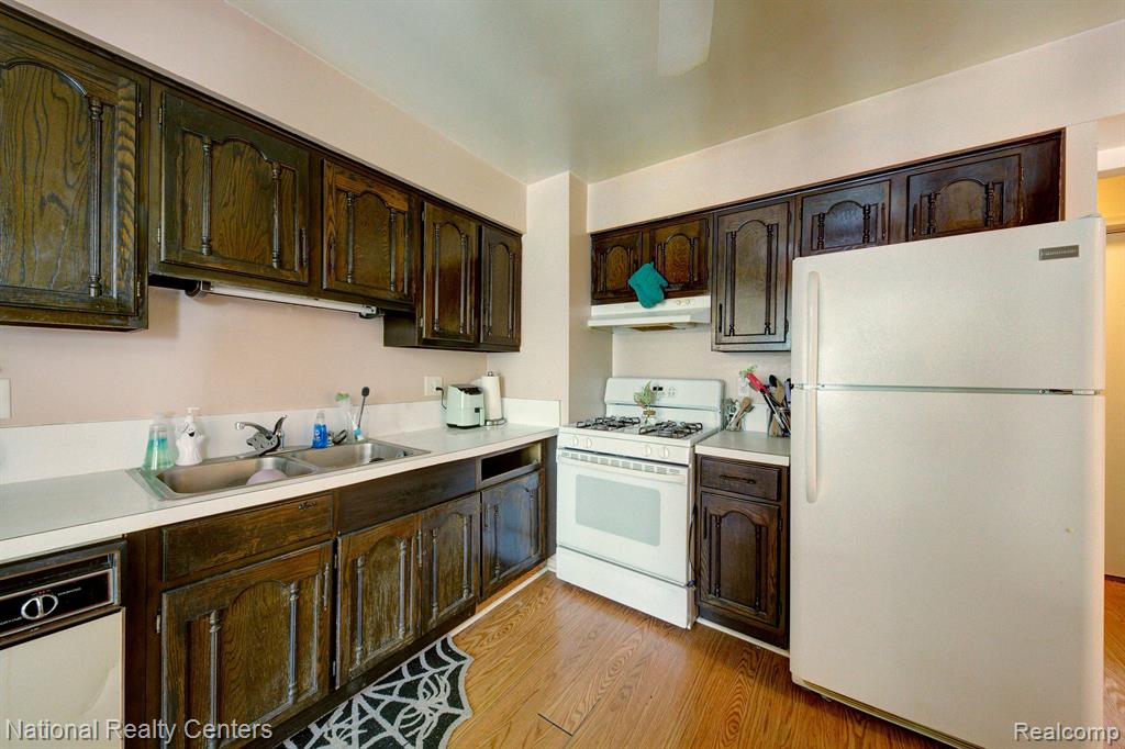 41702 BEDFORD Drive, Canton, MI 48187 — Photo 9