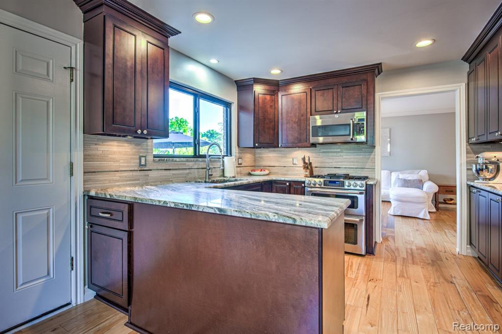 5250 Winchester Drive, Troy, MI 48085 — Photo 6