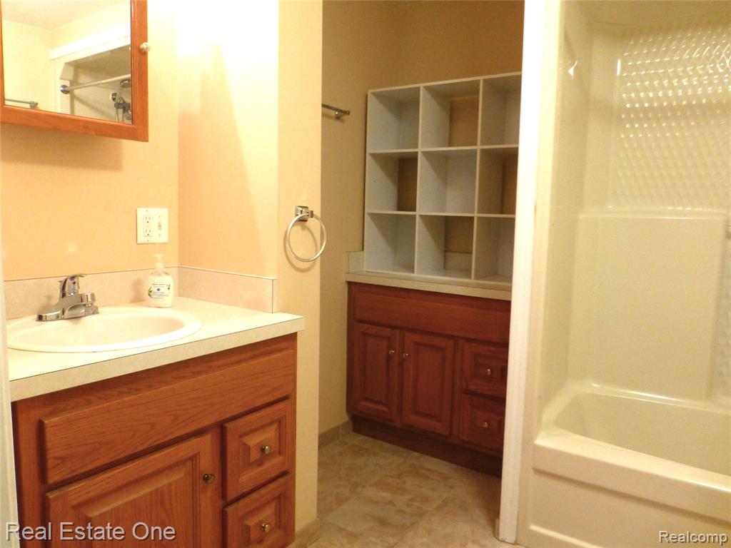 4448 Forsyth Drive, Troy, MI 48085 — Photo 17