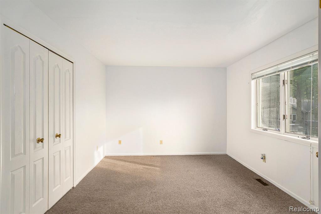 5509 HICKORY Circle, Flushing, MI 48433 — Photo 11