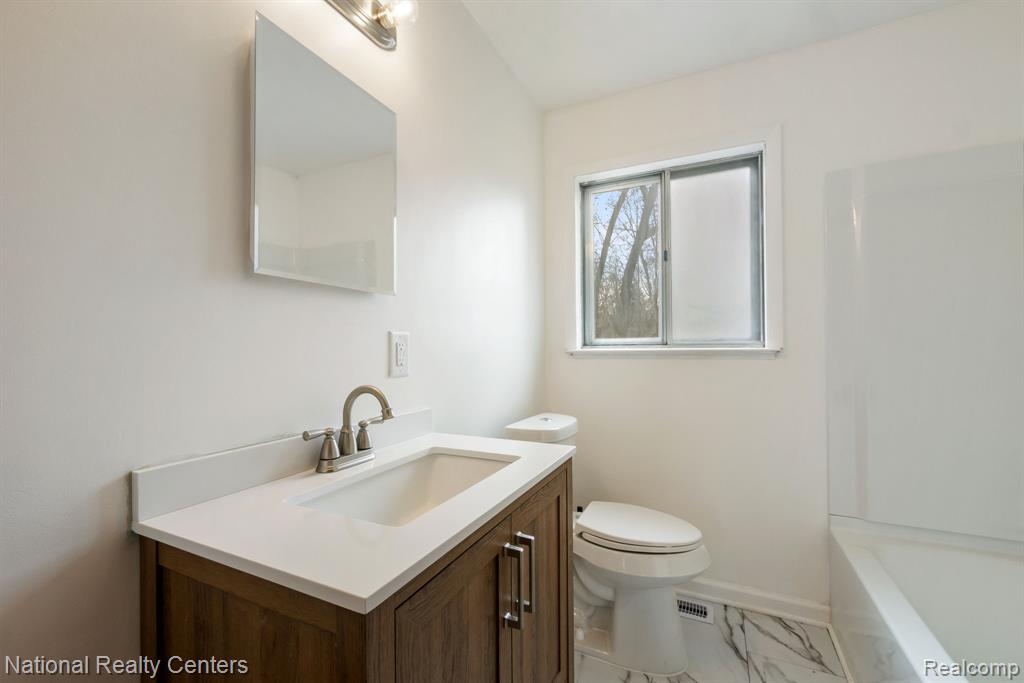 5691 Lake Grove Drive, White Lake, MI 48383 — Photo 13