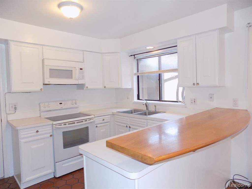 7158 PEBBLE PARK Drive, West Bloomfield, MI — Photo 17