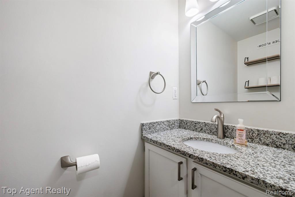 38887 Country Circle, Farmington Hills, MI 48331 — Photo 32