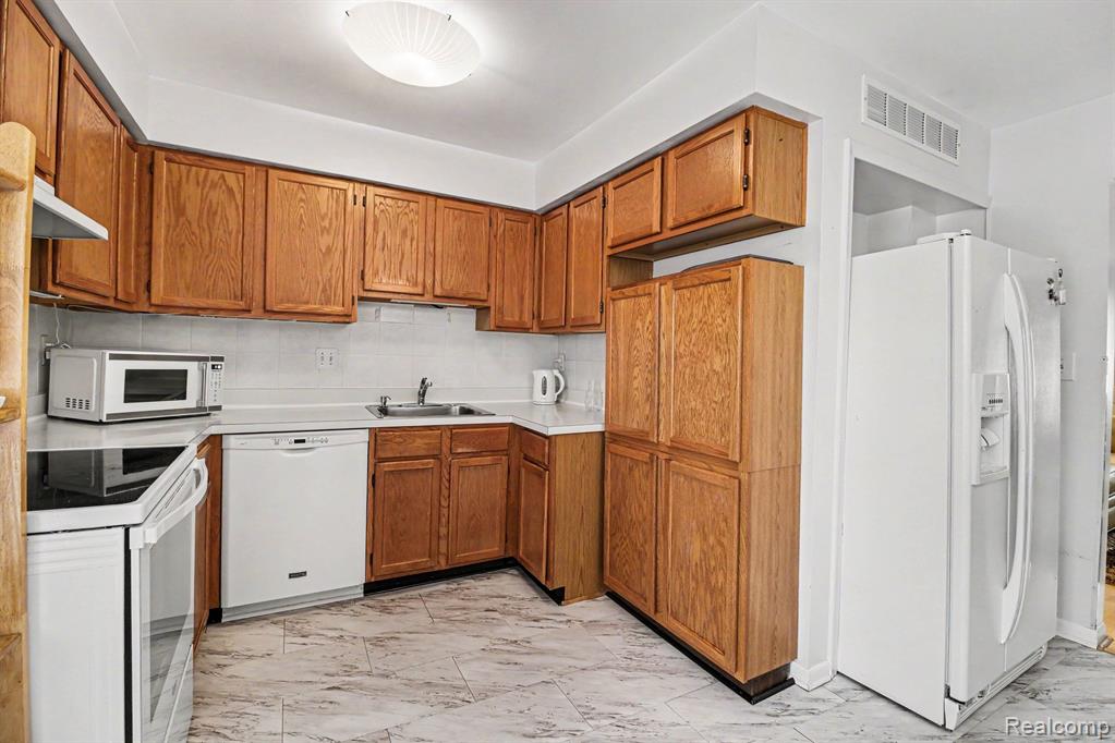 3120 N Summers Road N, Keego Harbor, MI 48320 — Photo 5