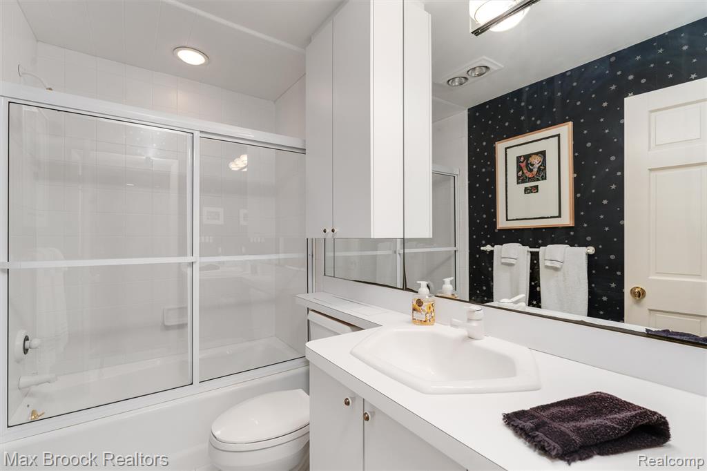 919 W Glengarry Circle, Bloomfield Hills, MI 48301 — Photo 42